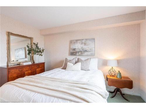 911-5280 Lakeshore Road, Burlington, ON - Indoor Photo Showing Bedroom