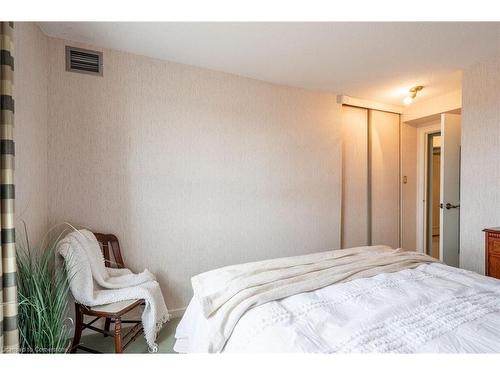 911-5280 Lakeshore Road, Burlington, ON - Indoor Photo Showing Bedroom