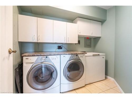 911-5280 Lakeshore Road, Burlington, ON - Indoor Photo Showing Laundry Room