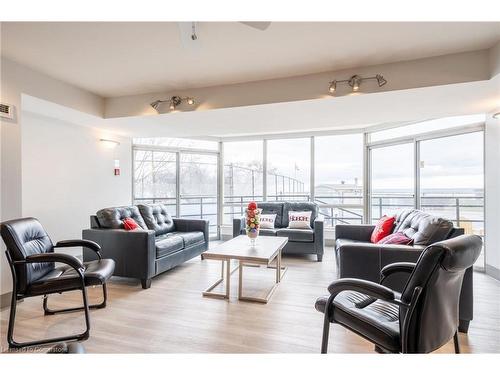 911-5280 Lakeshore Road, Burlington, ON - Indoor Photo Showing Living Room