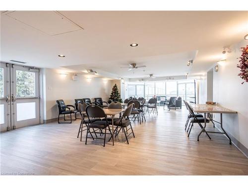 911-5280 Lakeshore Road, Burlington, ON - Indoor Photo Showing Dining Room