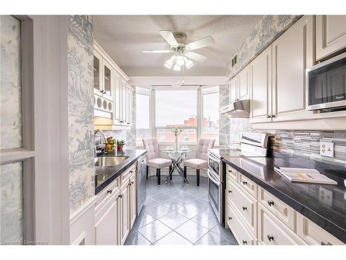 911-5280 Lakeshore Road, Burlington, ON - Indoor Photo Showing Kitchen