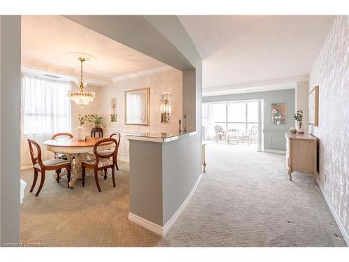 911-5280 Lakeshore Road, Burlington, ON - Indoor Photo Showing Dining Room