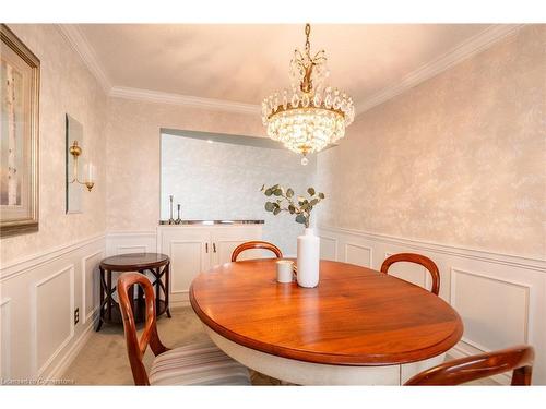 911-5280 Lakeshore Road, Burlington, ON - Indoor Photo Showing Dining Room