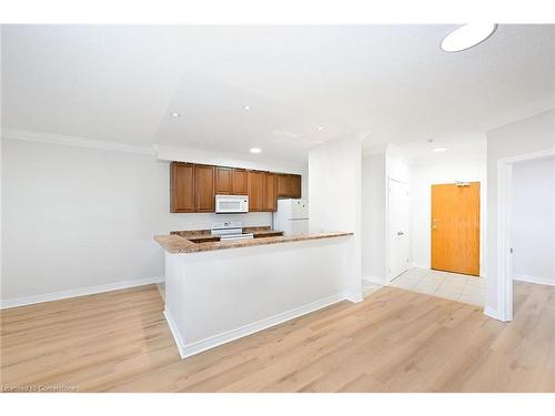 213-443 Centennial Forest Drive, Milton, ON - Indoor Photo Showing Kitchen