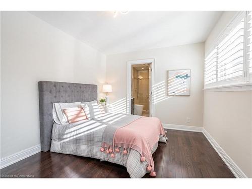 5247 Spruce Avenue, Burlington, ON - Indoor Photo Showing Bedroom