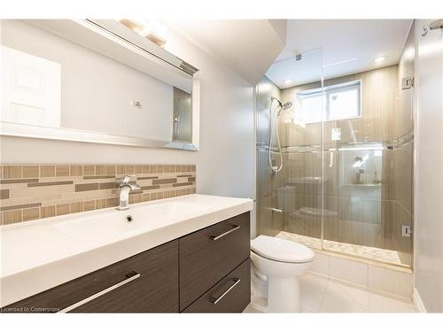 5247 Spruce Avenue, Burlington, ON - Indoor Photo Showing Bathroom