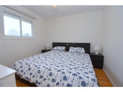 142 Council Crescent, Ancaster, ON - Indoor Photo Showing Bedroom