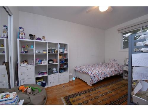 142 Council Crescent, Ancaster, ON - Indoor Photo Showing Bedroom