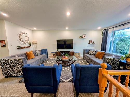 1 Rosedale Avenue, St. Catharines, ON - Indoor Photo Showing Living Room