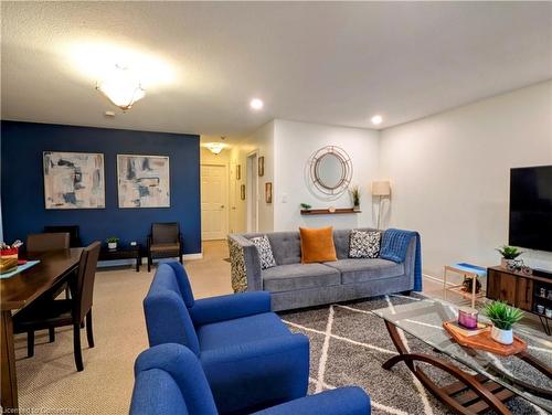 1 Rosedale Avenue, St. Catharines, ON - Indoor Photo Showing Living Room