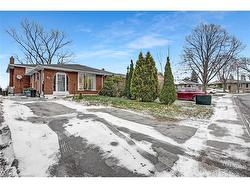 82 Guildwood Drive  Hamilton, ON L9C 6S4