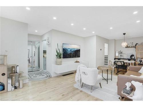 82 Guildwood Drive, Hamilton, ON - Indoor Photo Showing Living Room