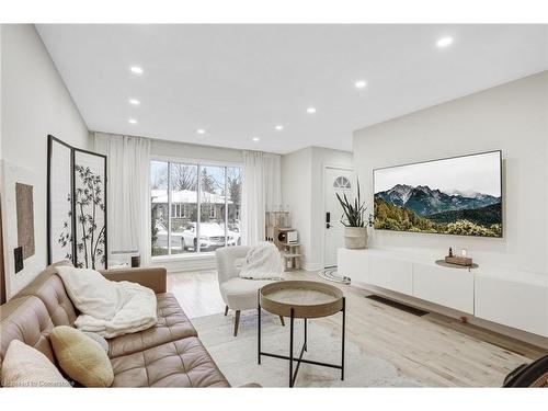 82 Guildwood Drive, Hamilton, ON - Indoor Photo Showing Living Room