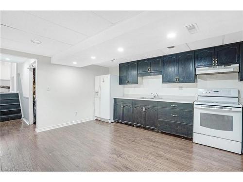 82 Guildwood Drive, Hamilton, ON - Indoor Photo Showing Kitchen