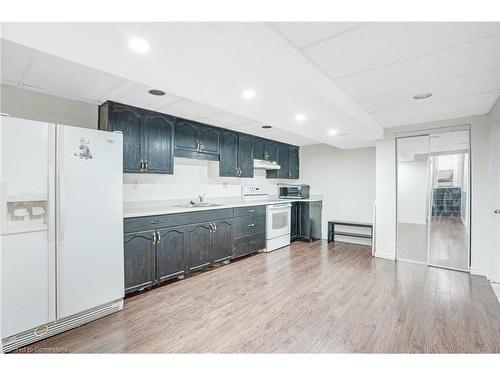 82 Guildwood Drive, Hamilton, ON - Indoor Photo Showing Kitchen