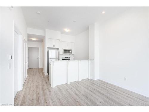 637-16 Concord Place, Grimsby, ON - Indoor Photo Showing Kitchen