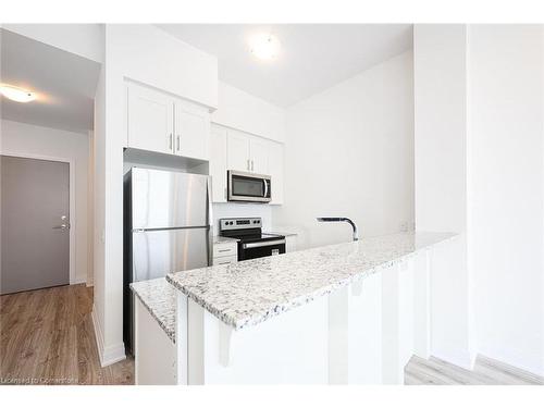 637-16 Concord Place, Grimsby, ON - Indoor Photo Showing Kitchen With Upgraded Kitchen