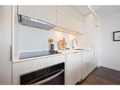 2301-370 Martha Street, Burlington, ON - Indoor Photo Showing Kitchen