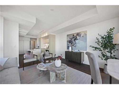 2309-370 Martha Street, Burlington, ON - Indoor Photo Showing Living Room