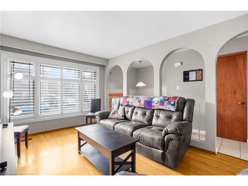 67 Burton Street, Hamilton, ON - Indoor Photo Showing Living Room