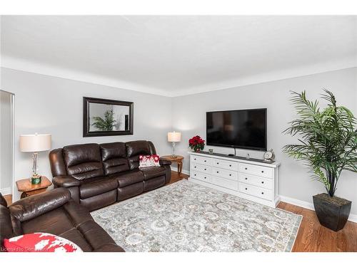 16 Fernwood Crescent, Hamilton, ON - Indoor Photo Showing Living Room