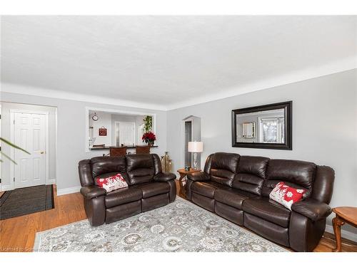 16 Fernwood Crescent, Hamilton, ON - Indoor Photo Showing Living Room