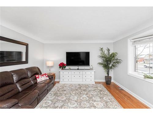 16 Fernwood Crescent, Hamilton, ON - Indoor Photo Showing Living Room