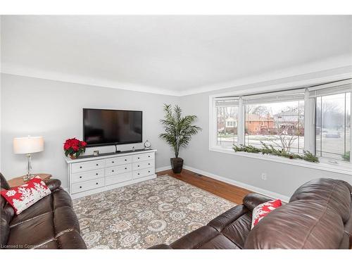 16 Fernwood Crescent, Hamilton, ON - Indoor Photo Showing Living Room