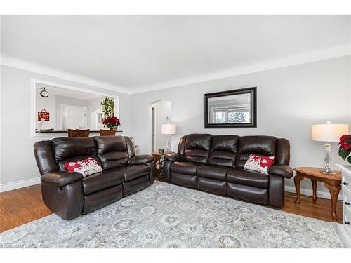 16 Fernwood Crescent, Hamilton, ON - Indoor Photo Showing Living Room