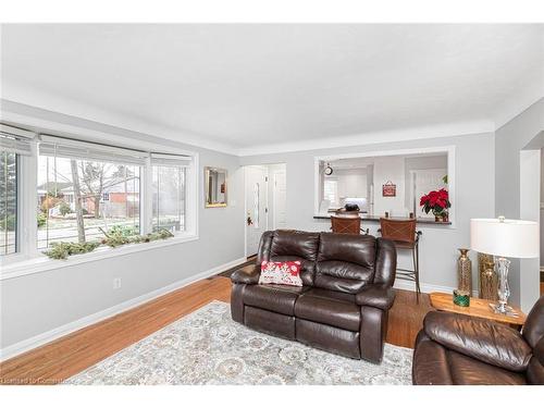 16 Fernwood Crescent, Hamilton, ON - Indoor Photo Showing Living Room