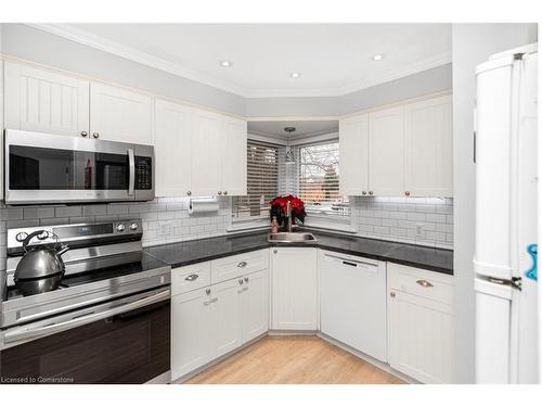 16 Fernwood Crescent, Hamilton, ON - Indoor Photo Showing Kitchen