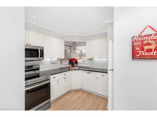 16 Fernwood Crescent, Hamilton, ON - Indoor Photo Showing Kitchen