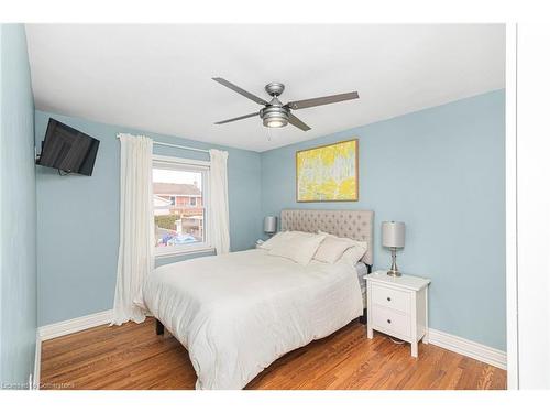 16 Fernwood Crescent, Hamilton, ON - Indoor Photo Showing Bedroom