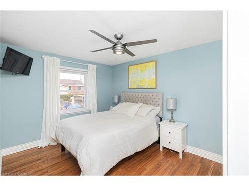 16 Fernwood Crescent, Hamilton, ON - Indoor Photo Showing Bedroom