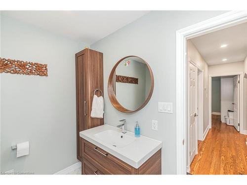 16 Fernwood Crescent, Hamilton, ON - Indoor Photo Showing Bathroom