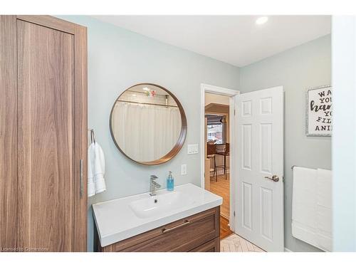 16 Fernwood Crescent, Hamilton, ON - Indoor Photo Showing Bathroom