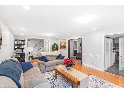 16 Fernwood Crescent, Hamilton, ON - Indoor Photo Showing Living Room