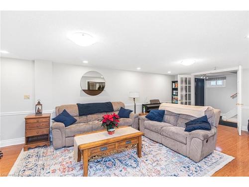 16 Fernwood Crescent, Hamilton, ON - Indoor Photo Showing Living Room