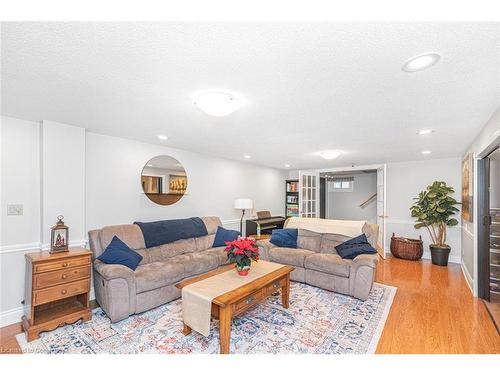 16 Fernwood Crescent, Hamilton, ON - Indoor Photo Showing Living Room