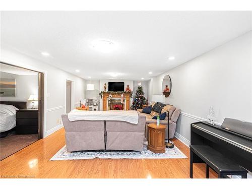 16 Fernwood Crescent, Hamilton, ON - Indoor Photo Showing Living Room