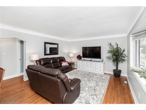 16 Fernwood Crescent, Hamilton, ON - Indoor Photo Showing Living Room