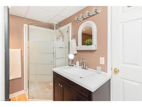 16 Fernwood Crescent, Hamilton, ON - Indoor Photo Showing Bathroom