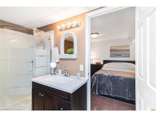 16 Fernwood Crescent, Hamilton, ON - Indoor Photo Showing Bathroom