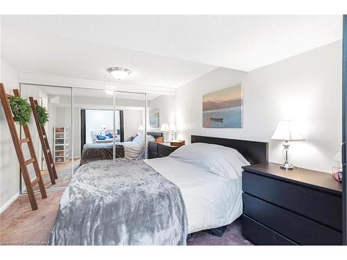 16 Fernwood Crescent, Hamilton, ON - Indoor Photo Showing Bedroom