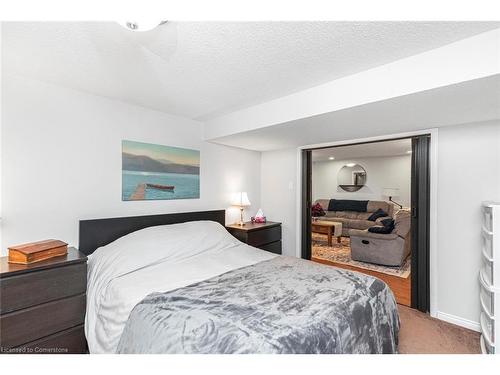 16 Fernwood Crescent, Hamilton, ON - Indoor Photo Showing Bedroom