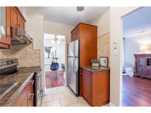 201-975 Warwick Court, Burlington, ON - Indoor Photo Showing Kitchen