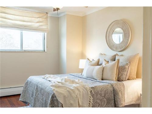 201-975 Warwick Court, Burlington, ON - Indoor Photo Showing Bedroom