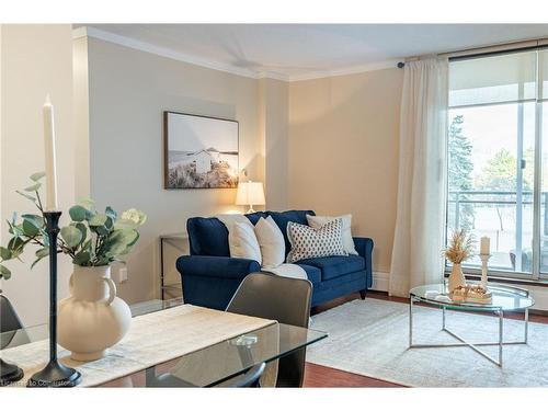 201-975 Warwick Court, Burlington, ON - Indoor Photo Showing Living Room