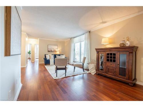 201-975 Warwick Court, Burlington, ON - Indoor Photo Showing Living Room